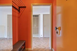 <p><span>Op zoek naar een appartement met alle dagelijkse voorzieningen binnen handbereik? Dit appartement van 83 m², gelegen op de eerste verdieping aan de Joseph Baecklaan 78 in Molenbeek, combineert ruime vertrekken en twee terrassen met een </span><strong><span>uitstekende ligging nabij winkels, openbaar vervoer en belangrijke verbindingswegen</span></strong><span>. Een praktische uitvalsbasis voor wie comfortabel wil wonen en zich vlot wil verplaatsen.</span></p>
<p><span>Via de inkomhal bereikt u de woonkamer van 28 m², met voldoende ruimte voor een gezellige zit- en eethoek. Verder beschikt het appartement over een ruime keuken van 15 m², een slaapkamer van 17,45 m², een badkamer en een afzonderlijk toilet.</span></p>
<p><span>De twee terrassen van 10 m² bieden aangename buitenruimte, terwijl de kelder voor extra opbergmogelijkheden zorgt. Het appartement beschikt over </span><strong><span>EPC-label D en een conforme elektrische installatie</span></strong><span>.</span></p>
<p><span>De combinatie van de centrale ligging, de goede bereikbaarheid en de nabijheid van voorzieningen maakt dit appartement interessant voor zowel eigen bewoning als een investering. SI in aanvraag.</span></p>
<p><span>Niet twijfelen, contacteer Dirk via 0475/24.29.51 of </span><span>dilbeek@weinvest.be</span><span> voor meer informatie of een bezoek ter plaatse!</span></p>
