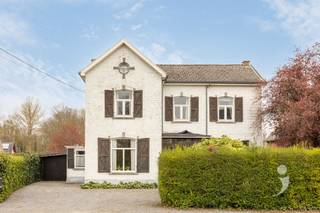 <p><span>Statige te renoveren woning op een prachtig perceel van 12a 15ca, ideaal gelegen nabij het centrum van Tildonk en Wespelaar. </span></p><p><span> </span></p><p><span>We komen binnen in de inkomhal van deze charmante woning, waar ook een gastentoilet voorzien is. Aan de rechterzijde bevindt zich een bijzonder lichtrijke en royale leefruimte met tapijtvloer, houtkachel en hoge plafonds die zorgen voor een aangenaam gevoel van ruimte.</span></p><p><span> </span></p><p><span>Links van de inkomhal vindt u een polyvalente ruimte die volledig naar eigen wens kan worden ingericht. Deze kan perfect dienen als thuiswerkbureau, extra slaapkamer, praktijkruimte,... Verder is er nog een ruime keuken met eetplaats en zicht op terras en tuin. </span></p><p><span> </span></p><p><span>Op de eerste verdieping zijn er drie volwaardige slaapkamers en een badkamer. De badkamer is uitgerust met een bad, wastafel, aparte douchecel en de verwarmingsketel. Via een vaste trap bereikt u de zolder, momenteel ingericht als praktische stockageruimte. Daarnaast beschikt de woning ook nog over een kelder.</span></p><p><span> </span></p><p><span>Buiten geniet u van een verzorgde, volledig omheinde tuin met veel groen, struiken en een siervijver. Ook is er nog een groot terras aanwezig. Naast de woning bevindt zich een aanpalende garagebox met automatische poort en extra parkeergelegenheid op de oprit. </span></p><p><span> </span></p><p><span>De woning is onderhevig aan de renovatieplicht.</span></p><p><span> </span></p><p><span>Interesse in deze karaktervolle woning? Contacteer ons op 016 15 31 15 of info@immolivit.be</span></p>