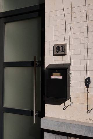 Instapklare woning met studio vlakbij station<br /><br /><br />Deze woning is uitstekend gelegen op een centrale én rustige locatie, vlakbij het station Gent-Sint-Pieters, het Miljoenenkwartier, UZ Gent en op fietsafstand van het historische centrum van Gent. Bovendien is er een vlotte verbinding naar de E40 en E17 (Mobiscore = 9.4/10). De woning werd door de jaren heen gerenoveerd met een gunstig EPC en is volledig instapklaar.<br /><br />Op het gelijkvloers begeeft u zich via de inkomhal naar de gezellige leef- en eetruimte. Aansluitend bevindt zich de volledig geïnstalleerde keuken (ingebouwde koelkast, combi-oven/microgolf, vaatwas, inductiekookplaat) met voldoende kastruimte. Achteraan is er een berging en gastentoilet. Vanuit de keuken heeft u toegang tot de aangename buitenruimte met een zonnig terras en stadstuin (40 m²). Daarnaast is er nog een ruime kelder aanwezig. <br /><br />Op de eerste verdieping bevinden zich een eerste slaapkamer en badkamer. De slaapkamer heeft nog een originele houten vloer en is uitgerust met ingebouwde kasten. De badkamer is ingericht met dubbele lavabo, inloopdouche, ligbad en aansluitingen voor wasmachine en droogkast. <br /><br />Op de bovenste verdieping bevindt zich een volledig ingerichte studio met mezzanine. De studio heeft een aparte badkamer met douche, lavabo en toilet. Verder is deze uitgerust met een eigen keuken. Perfect voor wie extra inkomsten wil door verhuur via airbnb of een student. De studio kan ook eenvoudig ingericht worden als extra slaapkamer of bureauruimte.<br /><br />Deze woning biedt een mooie opportuniteit voor wie op zoek is naar een woning met sterke ligging, aangename stadstuin en verhuurpotentieel. De bezoekdagen worden georganiseerd op 8, 9 en 10 mei. Inschrijven kan via de volgende link: https://calendly.com/jonashauttekeete/bezoekdaguilkensstraat91. De woning is beschikbaar begin september. Voor verdere vragen kan je contact opnemen via uilkensstraat91gent@gmail.com. <br /><br />-GEEN IMMO-