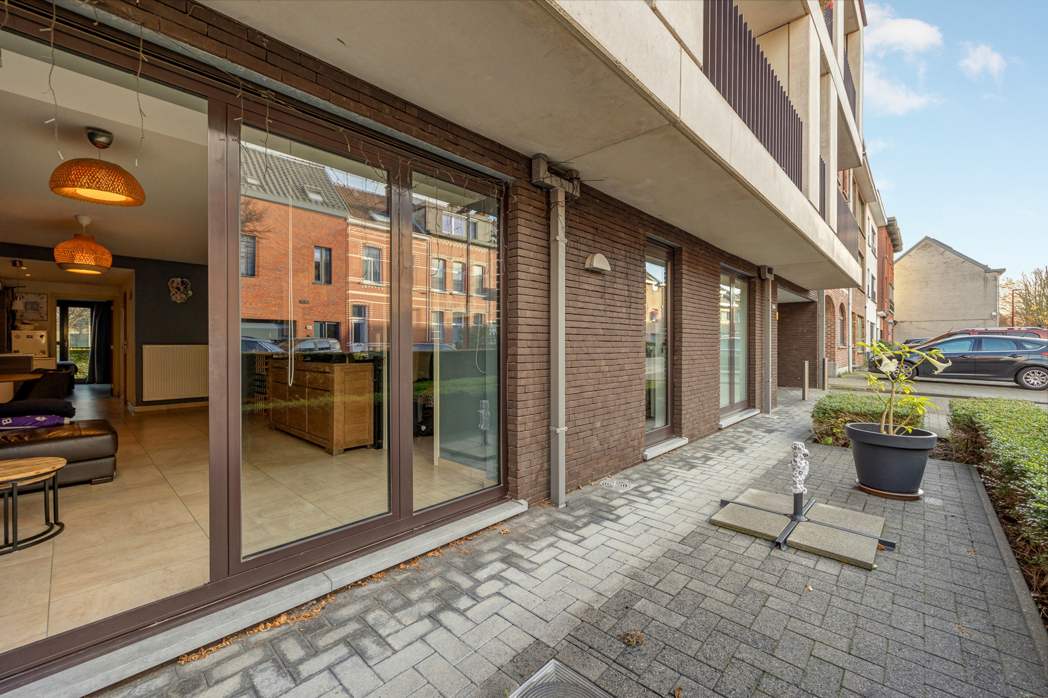 Gelijkvloers app met 2 terrassen en garagebox - foto 1