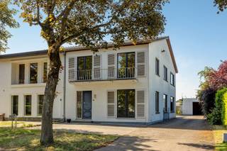 <p><strong>KARAKTERVOLLE, DEELS TE RENOVEREN HALFOPEN BEBOUWING OP EEN PERCEEL VAN 4A65CA OP TOPLOCATIE IN RESIDENTIËLE BUURT TE HASSELT (BERKENVELD)<br /><br /></strong>In de prachtige, residentiële wijk “Berkenveld” te Hasselt-Kiewit vinden we aan de Europalaan 26 een te renoveren woning terug. Via de Kempische Steenweg bereik je in no-time Hasselt-centrum, Zonhoven en de oprit naar de autostrade.<br /><br />De woning met garage werd gebouwd in 1965 op een zuidgericht perceel van zo'n 4,65 are. De woning bevindt zich momenteel deels in een te renoveren staat, doch werd het dak reeds vernieuwd in 2001, werd de badkamer gerenoveerd, werd er reeds overschakeld op een condenserende aardgasketel wat verwarming betreft en werden de ramen reeds vervangen naar PVC schrijnwerk met dubbele hoogrendementsbeglazing. <br /><br />De indeling van de woning is heden als volgt:<br /><br />Op het gelijkvloers bevindt zich een royale inkomhal met ruimte voor een vestiaire. Achteraan links zijn een afzonderlijk gastentoilet en de toegang tot de technische ruimte voorzien. Vanuit de inkomhal bereikt u rechts een polyvalente ruimte die perfect dienst kan doen als bureel, gelijkvloerse slaapkamer of extra leefruimte.<br /><span>Vervolgens komt u in de bijzonder ruime woonkamer met sfeervol niveauverschil en open haard. Dankzij het grote schuifraam geniet u van een directe verbinding met de tuin.<br /></span>Achteraan bevindt zich de ruime keuken, aansluitend gevolgd door de wasplaats en een praktische hal met toegang tot de achterdeur.</p>
<p>Terug in de inkomhal, leidt de wenteltrap je naar een ruime overloop. Deze geeft toegang naar een bergkamer / thuisbureel, naar 3 ruime slaapkamers en de badkamer met ligbad, douche, dubbele wastafel en toilet. In de nachthal bevindt zich eveneens het zolderluik die via een uitschuifbare trap toegang biedt tot de ruime bergzolder van circa 82 m2. Deze ruimte werd op de zoldervloer geïsoleerd.<br /><br />Tot slot vinden we aan de buitenzijde van de woning een diepe oprit, garage met tuinberging en een gezellige, omheinde tuin terug met de nodige privacy. De zuidgerichte tuin vormt een absolute troef. Dankzij de grote raampartijen aan de west-zuidzijde geniet de woning bovendien van een overvloed aan natuurlijk licht en blijft de avondzon tot laat binnenstromen.<br /><br />Matcht jouw woondroom met deze charmante gezinswoning op zeer gegeerde locatie?<br />Contacteer ons op 011 96 51 76 of mail naar info@momentumvastgoed.be.</p>