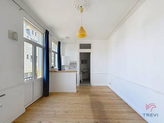 SAINT-GILLES – in de wijk Janson, dicht bij alle voorzieningen (openbaar vervoer en winkels), ideaal voor studenten. Studio van ± 30 m² op de...