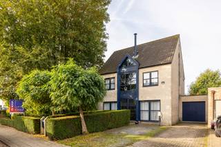 Bent u op zoek naar een ruime (274m² bewoonbaar), energiezuinige woning met garage, tuin, zonnepanelen, laadpaal en maar liefst 4 slaapkamers, dan heeft u bij deze mogelijks gevonden wat u zoekt. <br /><br />Gelegen in een goede wijk in Borsbeek is deze woning voorzien van alle comfort en ruimte die u nodig heeft voor uw dagdagelijkse behoeften. De woning heeft de voorbije jaren een aantal renovaties ondergaan, zoals de keuken (2019), badkamer (2021), isolatie dak en kelder (2024), zonnepanelen (2020). Dit om uw energieverbruik zo laag mogelijk te houden, het resultaat is hierdoor een EPC label B. Kortom, bent u op zoek naar een centraal gelegen, verzorgde, ruime woonst, kom dan zeker een kijkje nemen. <br /><br />Pluspunten:<br />- Zonnepanelen (6,7Kw)<br />- 274m² bewoonbaar (4 slaapkamers)<br />- Ruim perceel 590m²<br />- Laadpaal<br />- Garage en staanplaatsen<br />- Mogelijks bouwgrond naastliggend aan te kopen<br /><br />Voor meer informatie of een bezichtiging kan u One vastgoed steeds bereiken op volgend nummer 03 360 85 30!