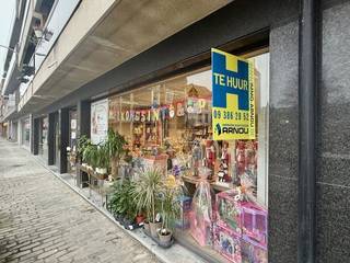 Op een uitstekende ligging, vlakbij de Markt van Deinze, vinden wij deze gelijkvloerse handelsruimte van 11 vkm.Dankzij de ruime etalage geniet uw...