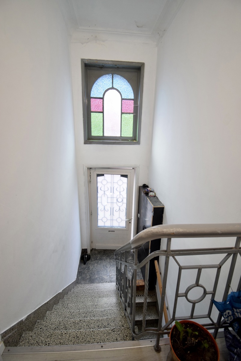 Vergunde opbrengsteigendom bestaand uit 2 ruime verzorgde appartementen met goede ligging - foto 2