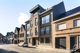 <p>Te koop in Lede: Dit volledig instapklare appartement is ideaal gelegen in het centrum van Lede, met winkels, horeca, scholen en openbaar vervoer allemaal op wandelafstand. De lichtrijke leefruimte zorgt voor een aangename en gezellige woonomgeving en biedt voldoende plaats voor een comfortabele zithoek en eetruimte. Daarnaast beschikt het appartement over twee slaapkamers en een groot terras waar u heerlijk kunt genieten van rust en buitenruimte. Als extra troef is er een ruime garage aanwezig, wat zorgt voor extra parkeergelegenheid en comfort. Kortom, een uitstekend gelegen appartement dat dankzij zijn ruimte, lichtinval, terras en garage zowel voor eigen bewoning als investering een mooie opportuniteit biedt.<br /><br />Graag een bezoek bel 0472 61 58 67 of mail els@cornelis-goeman.be</p>