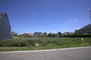 <p><span>Deze residentiële bouwgrond (lot 1) van ±8 are 26 ca is rustig gelegen in een doodlopende straat, binnen de Grote Ring van Hasselt. Het perceel is bestemd voor het realiseren van een halfopen bebouwing.</span></p><p><span>Met een straatbreedte van ongeveer ±12,95 meter biedt dit perceel u de ideale kans om uw droomwoning te realiseren.</span></p><p><span>Dankzij de gunstige ligging vormt deze bouwgrond een uitstekende opportuniteit voor wie op zoek is naar een kwalitatieve bouwlocatie.</span></p><p><span>Kenmerken:</span></p><ul><li><span>Perceelsbreedte: ±12,95 m </span></li><li><span>Perceelsdiepte: ±56,33 m </span></li><li><span>Oriëntatie: noordoost </span></li></ul><p><span> </span></p><p><span>Voor meer informatie of het ontvangen van de bouwvoorschriften kunt u contact met ons opnemen.</span></p><p><span> </span></p>