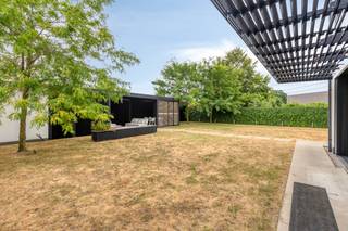 Kom en ontdek deze recente, architecturale villa met high-end afwerking te koop in Waregem.<br /><br />Deze voormalige Renson-modelwoning is high-end afgewerkt en is voorzien van moderne domotica en hoogwaardige materialen. In de tuin is het zalig genieten onder de overdekte lounge.<br /><br />INDELING<br /><br />Gelijkvloers:<br />Inkomhal met vestiaire en gastentoilet- lichtrijke leefruimte in parket met grote glaspartijen en gashaard - volledig ingerichte keuken die uitgeeft op het terras (verstelbare lamellen) - aangelegde tuin met overdekte lounge en tuinberging (verwarming - verstelbare lamellen - speakers)<br /><br />1e verdiep:<br />Kamer 1 met dressing - kamer 2 met dressing - open ruimte die mogelijkheid biedt voor 3de kamer - apart toilet - uitgeruste badkamer (ligbad - inloopdouche - dubbele lavabo)<br /><br />ALGEMENE INFO<br /><br />• Verkoop onder registratierechten<br />• Warmtepomp lucht- water met vloerverwarming <br />• Zonnepanelen <br />• Regenwaterput 5.000l<br />• Domotica<br />• Screens<br />• Verlichting inbegrepen<br /><br />TROEVEN<br /><br />*Staat: High-end modelwoning (Renson)<br />*Comfort: Geïntegreerde domotica en energiezuinig<br />*Techniek & Luxe: Hoge afwerkingsgraad met maatwerk en topmaterialen<br />*Buitenleven: Geavanceerde overdekte lounge voor vierseizoensgenot<br />*Locatie: Gunstige ligging in Waregem<br /><br /><br /><br />Bestuursmaatregelen in het maatregelenregister: ja