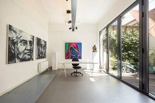 Dit unieke pand is een absolute parel voor liefhebbers van karaktervolle architectuur en stedelijke rust.Gelegen in een rustige eenrichtingsstraat in...