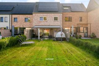 Deze charmante woning in Gijzenzele, gebouwd in 2021, biedt een moderne en comfortabele woonervaring met een bewoonbare oppervlakte van 126 m². Het huis is gelegen op een perceel van 334 m², wat voldoende ruimte biedt voor een gezellige tuin en diverse buitenactiviteiten. Dankzij de rustige ligging is deze woning ideaal voor gezinnen die houden van rust en privacy.<br /><br />De woning beschikt over drie ruime slaapkamers en een functionele badkamer, die samen zorgen voor een praktisch en comfortabel gezinsleven. De ruime en lichte leefruimtes creëren een aangename sfeer, waarin u zich meteen thuis voelt. Bovendien zijn de afwerking en energiezuinige voorzieningen van recente bouwkwaliteit, wat zorgt voor een duurzaam en modern wooncomfort.<br /><br />Daarnaast biedt deze woning twee parkeerplaatsen, wat het dagelijkse gemak aanzienlijk verhoogt. Zo heeft u altijd voldoende parkeerruimte voor uzelf en uw bezoekers. De tuin is bereikbaar via de achterzijde van het perceel, wat extra gebruiksgemak biedt, bijvoorbeeld voor het stallen van fietsen. Kortom, een prachtige woning die comfort, ruimte en praktische voordelen optimaal combineert.