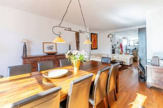 *** Rue de Suisse *** Vlakbij de Louizalaan, dicht bij alle voorzieningen (winkels, scholen, openbaar vervoer, sportcentrum, ...) biedt GESTEA u een schitterend duplex/penthouse (± 200m²) aan dat als volgt is samengesteld: Inkomhal (privélift), grote woonkamer met houtkachel, een zeer lichte eetkamer, een volledig uitgeruste keuken en een slaapkamer met badkamer; boven geeft de nachthal toegang tot 3 slaapkamers, 1 badkamer, wasruimte. Twee grote terrassen (EAST) met vrij uitzicht. Kelder en parkeerplaats. PEB D+ Info & Bezoeken met Jérôme BOONE op 0475 54 09 75 of jboone@trevi.be