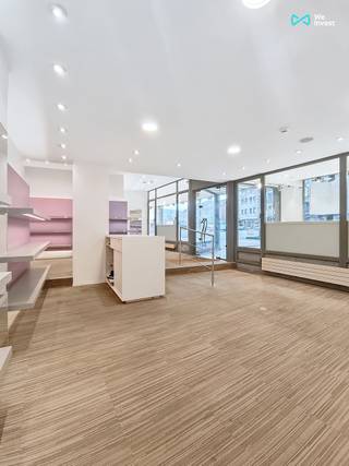 We Invest Huy a le plaisir de vous présenter cette spacieuse maison de commerce, bénéficiant d’une des meilleures visibilités de la ville de...