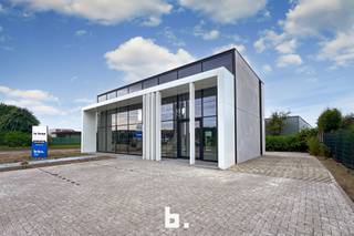 Uiterst commercieel en polyvalente gebouw, op heden casco afgewerkt en bestaand uit 2 verdiepingen. De omgeving is al voorzien van parking voor...