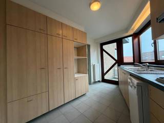 Gerenoveerd appartement op de eerste verdieping met 3 slaapkamers, terras en garage. EPC: 117 kWh/m² (label B). Beschikbaar:...