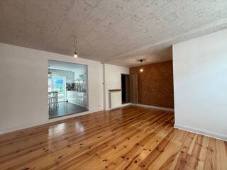 Dit instapklare appartement bevindt zich op een boogscheut van het centrum en combineert een uitstekende ligging met een aangenaam wooncomfort.<br /><br />Via de inkomhal komen we in de ruime en lichtrijke leefruimte met open keuken en eetplaats. De moderne keuken is volledig uitgerust met een vaatwasser, oven, microgolfoven, koelkast en een inductiekookplaat. Aansluitend aan de eetplaats bevindt zich een gezellig terras waar u in alle rust kunt genieten.<br /><br />Op het gelijkvloers vindt u de eerste slaapkamer, evenals de ruime badkamer, die is ingericht met een ligbad, een aparte douche en een stijlvol badkamermeubel met lavabo en spiegel.<br /><br />De bovenverdieping biedt plaats aan een tweede slaapkamer. Aansluitend bevindt zich een tweede terras, wat een extra troef vormt.<br /><br />Daarnaast is het appartement voorzien van verlichtingsarmaturen en raamdecoratie, zodat u meteen kunt intrekken.<br /><br />Tot slot beschikt u over een praktische kelderberging met voldoende opbergruimte en een extra autostaanplaats aan de voorzijde van het gebouw.<br /><br />Een extra pluspunt is de inpandige garage, die niet alleen een veilige parkeerplaats biedt, maar ook extra opbergruimte creëert.<br /><br /><br />De troeven:<br /><br />- Energiezuinig<br />- Inpandige garage<br />- 2 ruime slaapkamers<br />- Gunstig gelegen<br />- 2 Terrassen<br />- Airco<br />- Centrum<br /><br /><br />Onmiddellijk beschikbaar.<br /><br />Heb je interesse? Vraag uw bezoek aan via onze website https://www.immovl.be/te-huur/list en druk op de knop <strong>'IK WENS EEN BEZOEK'.</strong>