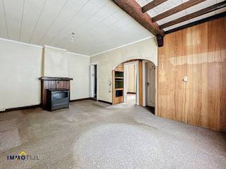 <p><strong>Te renoveren woning met veel potentieel en gunstige ligging nabij het centrum van Aalst!<br /><br /></strong>Op het <strong>gelijkvloers</strong> vindt u een <strong>inkomhal</strong>, een <strong>polyvalente ruimte</strong> (bureau, eetkamer of extra slaapkamer), een aangename <strong>leefruimte</strong>, een <strong>keuken</strong>, en een <strong>bijkomende ruimte met apart toilet</strong>. <br /><br />Op de <strong>eerste verdieping</strong> bevinden zich <strong>twee ruime slaapkamers</strong> en een <strong>badkamer</strong> (ligbad, lavabo en toilet). Via een vaste trap bereikt u de <strong>tweede verdieping</strong>, waar nog een <strong>derde slaapkamer</strong> en een <strong>zolderruimte</strong> aanwezig zijn. <br /><br />Extra troeven zijn de <strong>zuidgerichte tuin</strong> en <strong>garage</strong>. <br /><br />De renovatieverplichting is van toepassing, maar dankzij de flexibele indeling en verschillende ruimtes zijn er volop mogelijkheden.<br /><br />Gelegen <strong>vlakbij centrum Aalst</strong>. Winkels, openbaar vervoer en belangrijke invalswegen bevinden zich op korte afstand. <strong>Een ideale opportuniteit voor starters of doe-het-zelvers</strong>! Neem gerust contact op met Steven via 0485 52 55 29 of steven@immotijl.be.</p>