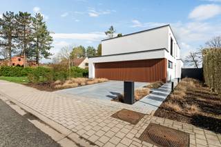 Deze uitzonderlijk hoogwaardig afgewerkte woning (bouwjaar 2024) is gelegen in een rustige landelijke omgeving in Ravels. Met een ruim perceel van...