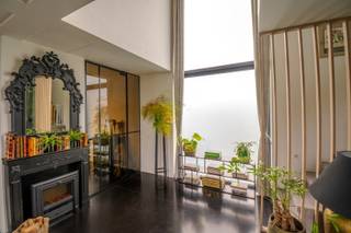 Moderne ENERGIEZUINIGE villa op toplocatie nabij het Albert kanaal en de E313.<br /><br />Deze STIJLVOLLE open bebouwing ligt op een perceel van +/- 10 are en combineert ruimte, comfort en een uitstekende bereikbaarheid. Gelegen op een STRATEGISCHE locatie, op korte afstand van het kanaal en met vlotte verbinding naar de E313, geniet u hier van modern wonen in een aangename omgeving.<br /><br />De woning met een bewoonbare oppervlakte van +/- 165m² beschikt over drie volwaardige slaapkamers en een perfect uitgeruste badkamer met zowel een ligbad als een ruime inloopdouche. De keuken met eiland heeft een mooi zicht op de fraai aangelegde tuin. Dankzij de DOORDACHTE INDELING en grote raampartijen geniet u werkelijk overal van veel natuurlijk licht en een open WOONGEVOEL.<br /><br />Buiten vormt het ruime terras met stijlvolle overkapping (voorzien van verstelbare lamellen) de IDEALE PLEK om het hele jaar door te ontspannen of gasten te ontvangen. Alsof dat nog niet genoeg is kan je ook kiezen voor een leuke avond in de knusse houten tuinkamer. Daarnaast is er een losstaande garage, met een oppervlakte van liefst 50m², voorzien om twee wagens te stallen of te gebruiken als extra opslagmogelijkheden.<br /><br />De TROEVEN van deze villa zijn werkelijk teveel om op te noemen. ENERGIEZUINIGHEID staat zeker centraal. Er is een condensatieketel geplaatst, een warmtepomp, zonnepanelen (6.000 Wp), zonneboiler,...<br /><br />Je mag hier gerust spreken van een INSTAPKLARE WONING waar comfort, stijl en bereikbaarheid perfect samenkomen.<br /><br />Aarzel niet en maak vandaag nog een afspraak op 011/24.16.01 of info@group-inc.be.