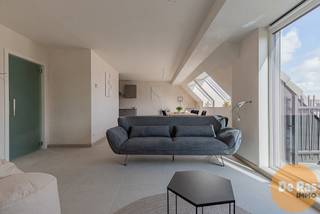 HERZELE - Residentie JUDO is een stijlvolle nieuwbouwresidentie gelegen in de Stationsstraat te Herzele. Het project omvat acht kwaliteitsvolle appartementen (91m² tot 137m²), waarvan zes ruime tweeslaapkamerappartementen en twee luxueuze duplexen. De residentie werd ontworpen met aandacht voor comfort, licht en moderne afwerking, waardoor elk appartement een aangename en energiezuinige woonervaring biedt.<br /><br />De appartementen beschikken over een praktische indeling met twee slaapkamers, een volledig uitgeruste badkamer en een leefruimte met open keuken. De duplexappartementen bieden extra ruimte met drie slaapkamers en twee toiletten, wat ze bijzonder geschikt maakt voor gezinnen of wie net dat tikkeltje meer comfort zoekt.<br /><br />Op het gelijkvloers genieten de bewoners van een privatieve tuin, terwijl de appartementen op de verdiepingen zijn uitgerust met een terras waar men in alle rust kan ontspannen. Daarnaast is er de mogelijkheid om een garage afzonderlijk bij aan te kopen, wat extra gemak en veiligheid biedt.<br /><br />Residentie JUDO bevindt zich op een uitstekende locatie in het centrum van Herzele, op wandelafstand van het station, winkels, scholen en openbaar vervoer. Via de provincieweg ben je met de wagen in een mum van tijd in de omliggende steden of op de oprit van de E40. Dankzij de centrale ligging en de vlotte verbindingen met omliggende steden combineert dit project rustig wonen met optimale bereikbaarheid.<br /><br />De opgegeven prijzen zijn exclusief kosten.<br />De aankoop kan, mits het voldoen aan de voorwaarden, genieten van het verlaagde btw-tarief van 6%.<br /><br />OOK voor bedrijven/investeerders die het pand aankopen voor verhuur (15 jaar)<br /><br />De oplevering wordt verwacht vanaf eind mei 2026.<br /><br />Ontdek jouw nieuwe thuis vandaag! Bel of mail onze makelaar Karolien voor meer informatie of een bezoek: 0489/52.28.36 - karoliensteppe@immoderas.be