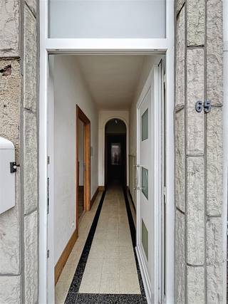 <h3><span>Centrale, rustig gelegen rijwoning met uitbreidingsmogelijkheden.</span></h3><h3><span> </span></h3><h3><span>Deze rijwoning is gelegen in een rustige zijstraat, op korte wandelafstand van zowel het stadscentrum als het station. Zo geniet u van een uitstekende bereikbaarheid gecombineerd met een aangename, rustige woonomgeving.</span></h3><h3><span> </span></h3><h3><span>Indeling:</span></h3><h3><span>Op het gelijkvloers bevindt zich één ruime slaapkamer, een gezellige leefruimte, keuken, gastentoilet, een badkamer en bergruimte.</span></h3><h3><span>Op de eerste verdieping zijn er nog twee ruime slaapkamers. </span></h3><h3><span>De zolderverdieping is reeds geïsoleerd en biedt de mogelijkheid om nog twee extra kamers in te richten – perfect voor wie nood heeft aan extra ruimte of op termijn wil uitbreiden.</span></h3><h3><span> </span></h3><h3><span>Pluspunten:</span></h3><ul><li><span>Goede ligging: rustig maar toch vlak bij centrum en station</span></li><li><span>EPC-label C → geen renovatieverplichting</span></li><li><span>PVC ramen met dubbele beglazing</span></li><li><span>Verwarming op gas</span></li><li><span>Mogelijkheid tot 5 slaapkamers</span></li></ul><h3><span> </span></h3><h3><span>Deze woning is een uitstekende keuze voor starters of investeerders die op zoek zijn naar een goed gelegen pand met potentieel en sterke basiskenmerken.</span></h3><h3><span>Ontdek zelf de mogelijkheden en plan vandaag nog een bezoek.</span></h3>