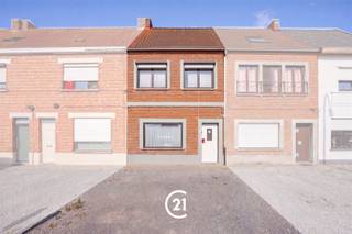 <p>Bent u op zoek naar een te renoveren woning met 4 slaapkamers, een ruime tuin en een garage in Deinze? Dan is deze woning precies wat u zoekt.</p><p>Deze woning is gelegen langs de Oudenaardse Steenweg in Deinze, op een vlot bereikbare locatie nabij het centrum. In de omgeving vindt u winkels, scholen, openbaar vervoer en andere dagelijkse voorzieningen. Dankzij de nabijheid van belangrijke invalswegen geniet u van een uitstekende verbinding richting Gent, Oudenaarde en de E17.</p><p>Indeling:</p><p>Gelijkvloers: Via de oprit bereikt u de inkomhal, die toegang biedt tot de ruime leefruimte. Aansluitend bevinden zich de keuken, badkamer en een praktische kelder. Via de keuken bereikt u de veranda en de ruime tuin. In de tuin vindt u twee bergingen, een ruim tuinhuis en achteraan een garage die zowel via de tuin als via de Koningin Astridstraat bereikbaar is.<br />1ste verdieping: Via de trap bereikt u de nachthal met toegang tot drie volwaardige slaapkamers.<br />2de verdieping: Via een vaste trap bereikt u de zolderverdieping, waar een ruime vierde slaapkamer werd ingericht. Deze ruimte dient nog verder afgewerkt te worden.</p><p>Dankzij de ruime indeling, de grote tuin en de garage met achterliggende toegang biedt deze woning heel wat potentieel voor wie op zoek is naar een renovatieproject.</p><p>Daarnaast kan er een garage worden bijgekocht voor 20.000 euro.</p><p>Interesse? Contacteer ons voor meer informatie of plan een bezoek in.</p>