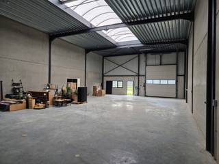 Op KMO-zone Veeweide wordt deze recente KMO-unit van 288m² te koop aangeboden. De unit is voorzien van stopcontacten (240V/400V). Aan de achterzijde is eveneens een sectionaalpoort voorzien zodat er beperkt buitenopslag mogelijk is. Alle nodige voorbereidingen zijn getroffen om een kantoor, sanitair en verwarming te voorzien.<br /><br />Technische kenmerken:<br />- oppervlakte 288m²<br />- poort voorzijde 4m x 4.5m<br />- poort achterzijde 3m x 3m<br />- 2 parkeerplaatsen<br /><br />Iab - Vg - Gmo - Gvv - Gvkr<br /><br />Voor meer info: info@jansenrealestate.be of 011/39.90.50