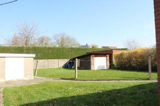 Deze op te frissen open bebouwing bevindt zich op een perceel van ongeveer 660m² en omvat: inkomhal, ruime leefruimte met openhaard, keuken, 4 slaapkamer, badkamer, berging, 2 zolderruimtes, kelder, grote tuin met garage en stenen tuinhuis, 4 parkeerplaatsen. De bewoonbare oppervlakte is +/- 170m². Wegens zijn goede ligging (mobiscore 8,2/10) is men met de wagen op een 8-tal minuutjes aan de E313. In de directe omgeving zijn er meerdere supermarkten e.d. aanwezig.<br /><br />Voor meer informatie en/of het maken van afspraak: patrik@ampvastgoed.be 0645/00.40.45 en/of 0465.00.40.44