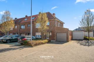 Charmante halfopen woning op een uitstekende locatie in Wilsele-Dorp. Gelegen in een rustige woonwijk met een speeltuintje, en toch op korte afstand van Leuven, de Vaart, het station van Herent en alle nodige voorzieningen.<br /><br />De woning vormt een degelijke basis en beschikt op het gelijkvloers over een gezellige leefruimte, een aparte keuken, een toilet en een garage. Achteraan bevindt zich een aangename, zuidgerichte tuin met terras waar u de hele dag van de zon kan genieten.<br /><br />Op de eerste verdieping zijn er twee ruime slaapkamers, een derde, kleinere kamer en een badkamer uitgerust met bad/douche en lavabo. De ruime zolder biedt bijkomende uitbreidingsmogelijkheden. Met extra isolatie kan het EPC-label bovendien verbeterd worden van E naar D.<br /><br />De woning vraagt renovatie, maar biedt een unieke kans voor wie op zoek is naar een project met veel potentieel op een topligging. Ideaal voor wie zijn eigen droomwoning wil realiseren.<br /><br /><span><strong>Interesse? Contacteer ons voor een afspraak via 016 229 228 of office@connect-immo.be</strong></span><br /><br />EPC: 423 kWh/(m²jaar) - UC: 3587493 - Label E<br />Wg-Gdv-Gvkr-Gvv