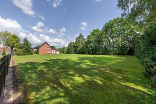 Fantastisch vrij gelegen woning te koop!<br /><br />Troeven:<br />- Volledig vrij zicht<br />- Geen renovatieverplichting<br />- Ruim 30 are grond<br />- 5 slaapkamers<br />- Tuin volledig omheind en voorzien van sproei-installatie<br /><br />Deze woning, gelegen op Mulk 60 te Hamont-Achel is gemaakt voor iemand die van rust houdt. Ze ligt op 1 kilometer van de grens met Nederland en 1,5 kilometer van Hamont-Centrum.<br /><br />Eenmaal we bij de woning aankomen, merken we direct een gigantische straatbreedte van 80m van het perceel op. Via de automatische poort is er toegang tot de oprijlaan die doorgang geeft naar de dubbele garage (gebouwd in 2000) en twee carports.<br /><br />Vanuit de inkomhal is er toegang tot het verdiep, tot de keuken alsook tot een aparte bureau/slaapkamer. Naast de keuken bevindt zich de leefruimte en is er aansluiting met de veranda. Verder vinden we gelijkvloers nog een nachthal met toegang tot het aparte toilet, de berging en de badkamer. Deze badkamer heeft ook rechtstreekse toegang tot de bureau/slaapkamer onder.<br /><br />Op de bovenverdieping zijn er vervolgens vier slaapkamers. Hier is opnieuw een badkamer, voorzien van toilet, lavabo en douche. <br />Verder beschikt het huis nog over een ruime opbergzolder en een koele kelder om voorraad te stockeren.<br /><br />De woning heeft een EPC-score van 342 (label D). In het hellend dak zit 8cm isolatie, er zijn PVC-ramen met dubbel glas en de woning wordt verwarmd met een condenserende gasketel.<br /><br />Ben jij opzoek naar een heerlijke plek in het groen van de rust te genieten?<br />Contacteer ons op 011 64 55 00 of info@vastgoedfransen.be.
