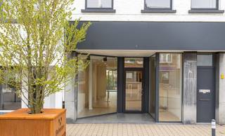 NIVEAU 0Handelsruimte, voorzien van kitchenette en sanitair.Aanpalende zuid gerichte private tuin ca. 40m².BESCHIKBAARBeschikbaar vanaf...