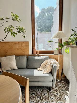 Op een boogscheut van het centrum van Gent staat onze charmante woning te koop.<br /><br />Het huis is gerenoveerd met stijl en met respect voor originele aspecten, zoals Victoriaanse tegels, open bakstenen muur en authentiek parket.<br /><br />Het huis beschikt over een ruime inkomhal met plaats voor fietsen, een apart toilet, eet- en leefruimte met toegang tot de keuken met berging en het kleine, maar gezellige zuidwestgerichte terras, en een grote, droge kelder.<br /><br />Op de 1ste verdieping bevindt zich de eerste, grote slaapkamer en een fantastische badkamer met ligbad, twee lavabos en een grote inloopdouche. De 2de verdieping is ingedeeld in een kantoor/werkruimte en een gezellige living, met toegang tot een ruime, en hoge mezzanine die momenteel dient als tweede slaapkamer. Deze verdieping kan als aparte duplex fungeren of ingedeeld worden tot twee extra slaapkamers.<br /><br />Het grootste voordeel: achter het huis bevindt zich een afgebakend perceel van 37 vierkante meter dat de toekomstige eigenaars voor een heel democratische prijs van Stad Gent kunnen kopen en inrichten als tuin.<br /><br />Het huis geniet van veel natuurlijk licht. Dankzij de zuidwestgerichtheid van de achtergevel, die de zon binnenbrengt in de eet- en leefruimte, de slaapkamer op de 1ste verdieping en de werkruimte op de 2de verdieping.<br /><br />De woning is voorzien van CV op gas met een gekeurde boiler, gekeurd elektriciteitsschema, digitale meters voor EGW en Fiber-aansluitingen. De kelder beschikt over een aansluiting voor een wasmachine. De keuken beschikt over een compacte vaatwasmachine. Met een EPC-score op de grens tussen D en C, bewaart het huis haar koelte in de zomer en warmte in de winter. Alle vensters zijn voorzien van minstens dubbel, dan wel driedubbel en zonwerend glas.<br /><br />Ons huis bevindt zich in een rustige straat in een vriendelijke wijk, en op 2 straten van de Gentse binnenring. Het huis heeft een Mobiscore van 9.2 met zowel tram- (T3) en (talloze) bushaltes op 200m met een snelle verbinding naar het historisch centrum.