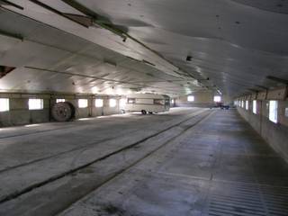 Opslagplaats (630 m² - 45m x 13m), landelijk en centraal gelegen tussen E40 en E403.Afwerking: betonnen vloer, toegangspoort (B:3,7m / H:2.6m),...