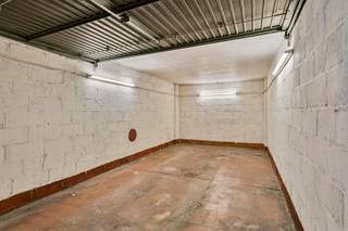 Gesloten garagebox te koop in een afgesloten ondergrondse parkeergarage, gelegen op niveau -1.De toegang tot de parkeergarage bevindt zich langs de...