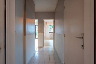 Deze benedenverdieping bevindt zich in een kleinschalig hoekgebouw. Binnenkomen in een hal met ingemaakte vestiairekast. Een lichtrijk,...