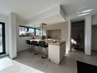 Met veel plezier bieden we dit duplex appartement met drie slaapkamers aan! Het appartement is op een uiterst interessante uitvalsbasis...