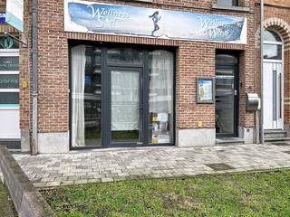 Op een commerciële toplocatie tussen Grimbergen en Brussel (Laken/Vilvoorde) bieden wij dit veelzijdige pand van 77 m² aan. Dankzij de slimme...