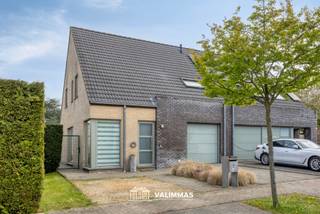 VALIMMAS verkoopt in het centrum van Asse deze rustig gelegen driegevelwoning met garage, zonneterras en tuin....   

Het gelijkvloers bestaat uit een inkomhal, een toilet met handwasbakje, een living  met grote raampartijen = veel lichtinval, een open bureel (aansluitend op de living), een open ingerichte keuken, een grote en gezellige veranda/leefruimte met zicht op de tuin en het terras, en een garage/wasplaats.   
De verdieping herbergt een nachthal, drie slaapkamers, een badkamer met ligbad, én een badkamer met inloopdouche.   
De zolder is bereikbaar via een luik met schuiftrap, en is ideaal als extra bergruimte.   

Zeer verzorgd, met alle comfort en zeer stemmige decoratie – direct instapklaar. 
Airco (living), videofoon, waterverzachter, vernieuwd CV-ketel Buderus (2021) ... 
Energiezuinig: EPC slechts 180 kWh/m² = label B.  Asbestveilig. Elektrische installatie conform AREI (blanco attest). 

Rustig gelegen in een aangename woonbuurt, en toch in het volle centrum. Op wandelafstand van winkels, scholen, bushaltes, station, cultureel centrum, park,… Uitstekende Mobiscore = 9,0/10. 
