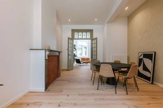 Fully renovated townhouse with five bedrooms and a spacious city garden. <br /><br />EPC rating: A. <br />Mobility score: 9/10. <br /><br />Near Ter Platen and Ghent-South, in a quiet yet very central residential area, lies this completely stripped-down and renovated house. During the recent complete renovation, all essential elements were addressed: insulation, utilities, floors, pipes, windows, and roof. The house is therefore completely move-in ready and future-proof. On the ground floor, you enter into the entrance hall with a guest toilet. Then, you'll find the fully equipped kitchen with adjoining dining area and the spacious, bright living room. From this living room, you have direct access to the large city garden—a special asset in the center of Ghent, ideal for families and those who appreciate outdoor space. The first floor comprises two comfortable bedrooms and a modern shower room. The second floor offers two more full-sized bedrooms, along with a fully equipped bathroom with a bathtub and double sink, and an additional separate toilet. Finally, on the third floor, there is a fifth, spacious bedroom under the roof. <br /><br />This home combines contemporary comfort, a family-friendly layout, and a strategic location. Schools, shops, the train station, Citadel Park, and public transport are within walking distance, making this a particularly attractive opportunity for both families and investors. <br /><br />Interested in this home in the heart of Ghent? <br />Contact Hélène at 0479 57 47 30 or helene@vicusvastgoed.be for more information or a viewing.