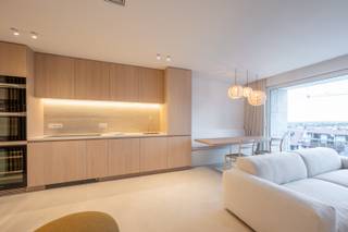 Res. Saint Georges<br /><br />Uitzonderlijk luxueus appartement met fantastisch open zicht over de villa's en Approach- en Minigolf Het Zoute, gelegen de prestigieuze Residentie Saint Georges in Knokke-Het Zoute, de perfecte locatie, ideaal gelegen tussen Albertplein en Wandeldijk. Met ongeëvenaarde luxe, een adembenemend uitzicht en een overvloed aan voorzieningen, biedt dit pand een unieke kans voor u!<br /><br />De indeling van het appartement omvat inkomhal met apart toilet. Ruime woonkamer en terras met zeer breeds zicht over het Zoute. Volledig ingerichte keuken met alle comfort, ook voorzien van wijnfrigo. Het appartement omvat 2 mooie slaapkamers en een luxueuze douchekamer, voorzien van inloopdouche en lavabo. De slaapkamers werden voorzien van ingemaakte kasten. <br /><br />Mogelijkheid tot aankopen meubilair. Zeer vlot toegankelijke staanplaats mogelijk in de residentie zelf.<br />Conciërge aanwezig in het gebouw. <br /><br />Dit appartement werd volledig afgewerkt met zéér veel oog voor detail en kwaliteit, deze parel is absoluut te ontdekken. <br />Ref. A706