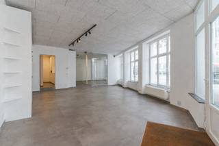 <strong>LIGGING</strong><br />Op één van de meest markante hoekpunten van Gent – waar de <strong>Brugsepoortstraat </strong>en de <strong>Hoogstraat</strong> elkaar kruisen – bevindt zich deze uitstekend gelegen handelsruimte. Dankzij de <strong>intense passage</strong>, <strong>maximale zichtbaarheid</strong> en <strong>uitstekende bereikbaarheid</strong> met zowel de wagen als het openbaar vervoer, vormt dit de ideale uitvalsbasis voor ondernemers die hun <strong>naamsbekendheid willen boosten</strong>. Een toplocatie die dagelijks door een breed en gevarieerd publiek wordt opgemerkt.<br /><br /><strong>INDELING<br /></strong><span>Deze instapklare handelsruimte combineert functionaliteit met kwaliteit. <br /><br />Het pand omvat:<br /></span><span>- Grote open handelsruimte</span><span> met flexibele indelingsmogelijkheden<br /></span><span>- Afgesloten zaal</span><span>, ideaal als vergader-, werk- of behandelruimte<br /></span><span>- Volledig uitgeruste keuken<br /></span><span><span>- Handige berging</span><span><br /></span><span><span>- Sanitair</span></span></span><strong><strong><br /></strong></strong>
<p>Alle ruimtes zijn afgewerkt met <strong>ingemaakte kasten en maatwerk</strong>, waardoor elke vierkante meter optimaal wordt benut. De indrukwekkende <strong>15 meter lange vitrine</strong> zorgt voor een overvloed aan natuurlijk licht en een uitzonderlijke zichtbaarheid naar voorbijgangers toe. Het volledige pand bevindt zich bovendien in <strong>uitstekende staat</strong>, klaar voor onmiddellijke uitbating.<br /><br /><strong>BIJKOMENDE INFO:</strong><br /><span>Huurprijs: € 1.500/maand <br /></span>EGW individueel af te sluiten<br /><span>Onmiddellijk beschikbaar<br /><br />Voor meer info en/of bezoek bel Stéphanie Eeckhout 0472 13 28 79</span></p>