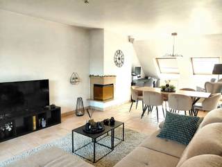 <p>Demandez une visite via info@optimusvastgoed.be !<br />À LOUER : Appartement mansardé avec 2 chambres et 2 terrasses à Heusden-Zolder !<br />Cet appartement spacieux bénéficie d'un emplacement idéal et central. Situé au deuxième étage, il comprend 2 chambres, dont une avec dressing. L'appartement dispose d'un vaste salon avec cuisine ouverte et coin petit-déjeuner, d'un grand débarras et de terrasses à l'avant et à l'arrière. Il dispose également d’un débarras en sous-sol et d’un garage fermé à clé situé à l’arrière de l’immeuble.<br />Situation :<br />L’appartement se trouve à proximité du centre commercial de Heusden. Vous pouvez utiliser les transports en commun à proximité immédiate de l’appartement. <br />Agencement : <br />- Appartement : <br />Hall d’entrée, toilettes invités, salon, cuisine entièrement équipée, débarras, deux chambres, dressing, salle de bains avec baignoire et douche. Terrasse à l'avant et à l'arrière.<br />- Cave et garage.<br />Atouts : <br />- Deux terrasses !<br />- Emplacement idéal !<br />- Cave et garage !<br />- Accessible par ascenseur ! <br />PEP C avec numéro de certificat 20250916-0003685141-RES-1.<br />Charges communes : 120 € avec décompte annuel.<br />DISPONIBLE à partir du 15/01/2027.</p>