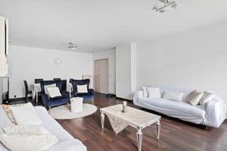 Dit gelijkvloers appartement (102m²) heeft alles wat je zoekt: een zonnige leefruimte, 2 ruime slaapkamers met toegang tot het west...