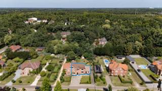 <strong>Karakteristieke en uitzonderlijk gelegen ingenieurswoning met o.a. 7 slaapkamers, 3 badkamers, hobbyruimte en private, organisch ingerichte natuurtuin. Het geheel ligt op een perceel van ca. 1.158m², rustig gelegen in één van de mooiste wijken te Mol, nabij de Nederlandse grens, Lommel, centrum-Mol en Balen. De woning van bouwjaar 1932 is volledig gerenoveerd en wordt thans deels als B&amp;B uitgebaat en deels gebruikt als woning. Het charmante geheel (van maar liefst 300m² bewoonbare oppervlakte) kan eenvoudig in haar geheel worden benut / omgevormd tot riante klassevilla. Nabij scholen, openbaar vervoer en op enkele minuten van Natuurpark Keiheuvel, Groendomein De Most en de natuur rond de Put van Rauw. EPC-score van 269kWh/m²/jaar (energielabel C). Dit betekent geen renovatieverplichting op grond van het Vlaamse Regeerakkoord. Bovendien op één beperkt asbestmateriaal na asbestveilg. Ook de elektriciteit is volledig conform. Nabij Postel en Nederlandse grens.</strong><br />
<p><u>Gelijkvloerse verdieping:</u><strong><br /></strong>Via de inkomhal met vestiairegedeelte heeft u toegang tot de ruime woonkamer en de bijkeuken. De leefruimte met zithoek heeft een gezellige, nostalgische houtkachel. De leefruimte biedt verder toegang tot de bijkeuken en de lichtrijke hoofdkeuken met grote eettafel en toegang tot kelder op stahoogte. <br /><br />De ruime, lichtrijke keuken is geïnstalleerd met volgende kwaliteitstoestellen: o.a. vaatwasser (Miele), elektrische kookplaat (AEG), heteluchtoven (AEG) en voldoende kastruimte. Aan de keuken bevindt zich de benedenslaapkamer (B&amp;B-kamer 1) met douchemodule en afzonderlijke toilet.<br /><br />Aangrenzend aan de bijkeuken bevindt zich een gangruimte met koele berging en een tweede afzonderlijke toiletruimte.</p>
<p><u>Eerste verdieping</u><br />De authentieke, houten bordestrap in de inkomhal brengt u naar de eerste verdieping. Hier bevinden zich 4 ruime slaapkamers met veel lichtinval en tevens de hoofdbadkamer met inloopdouche, twee afzonderlijke wastafels en voldoende kastruimte. Er is een wasplaats voorzien. Eén van de vier slaapkamers wordt thans benut als massage- en therapieruimte. Een andere kamer doet dienst als B&amp;B-kamer 2. Laatstgenoemde kamers hebben beiden toegang tot een afzonderlijke badkamer met inloopdouche, wastafel en toilet.<br /><br /><u>Tweede verdieping</u><br />De tweede verdieping is opgedeeld in een 6de slaapkamer, een hobbyruimte (die momenteel dienst doet als muziekstudio) en een bergruimte. De hobbyruimte kan eenvoudig worden omgevormd tot 7de slaapkamer, bureau- of bibliotheekruimte.<br /><br /><u></u><u>Buitengebeuren</u><br />De woning heeft een oprit met poort aan de zijkant van de woning. Er is voldoende parking voor wagens. Achteraan in de tuin bevinden zich een drietal (stenen) bergruimten/tuinhuizen waarin allerlei (tuin)gereedschap kan worden opgeslaan. Het ruime terras geeft uit op de diepe, landelijke en private tuin. U vindt er verschillende kruidenperken, jonge heesters en bomen, plaats voor moestuin, alsook een sfeervolle vijverpartij met vis. De voor- (en achter)tuin kan naar believen worden aangelegd.<br /><br /><u>Bijzonderheden:<br /></u>- EPC van 269 kWh/m²/jaar: geen renovatieverplichting<br />- Bewoonbare oppervlakte van 300m² exclusief kelder<br />- Buitenschrijnwerk in hout en PVC, met overal dubbele beglazing<br />- Verwarming op gas (B&amp;B-deel), stookolie (woning-deel) en houtkachel<br />- Zeer gunstige ligging op wandelafstand van het centrum Wezel<br />- Mogelijkheid tot B&amp;B-uitbating (centrale ligging nabij Nederland en Postel)<br />- Voldoende parkeermogelijkheden<br />- Gezellige, authentieke ingenieurswoning ‘met een ziel’<br />- Mooie private en diepe natuurtuin: diverse mogelijkheden tot tuinaanleg<br />- Het asbestattest vermeldt "niet asbetveilig": Dit gaat slechts over golfplaten op bijgebouw</p>