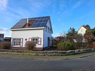 Charmante woning met grote zuidgerichte tuin op toplocatie en met zicht op weilanden<br /><br />Deze witte rustieke landelijke hoekwoning is een uniek pand! Gelegen in een zeer rustige straat maar toch dichtbij het centrum, winkels, scholen en uitvalswegen.<br />Aangezien dit gaat over een hoekperceel heb je zeer veel ruimte en tuin rondom het huis.<br />Op het gelijkvloers treffen we een zeer gezellige woonkamer aan die voorzien is van een houtkachel en waarbij je kan genieten van uitzicht op de weilanden.<br />De keuken dient opgefrist te worden, voorzien van ingemaakte ijskast en keramische kookplaat. Mogelijkheid om een open keuken te creëren.<br />Een apart gastentoilet met handenwasser op natuursteen.<br />Achteraan is er een grote veranda dat uitzicht geeft op de tuin. Deze veranda is volledig uitgerust met elektrische zonnewering en automatisch dakschuifsysteem<br />Op de 1ste verdieping treffen we 3 slaapkamers en een badkamer aan met een zeer ruime inloopdouche, dubbele lavabo en toilet in landelijke stijl.<br />Er is een zolder en een kelder aanwezig voor extra opbergruimte.<br /><br />Het bijgebouw dient volledig gerenoveerd te worden maar biedt vele mogelijkheden ev. tot praktijkruimte/kantoor/dubbele garage/kangoeroewoning...<br />Zeer vele parkeermogelijkheden<br /><br />Troef - beschreven als 2 aparte percelen grond - biedt mogelijkheden!<br />Volledig gerenoveerd in 2012<br />Zonnepanelen 4400Wp (met GSC tot 2032!), hoogrendementsbeglazing en hoogrendementscondensatieketel<br />Vele uitbreidingsmogelijkheden<br /><br />GEEN IMMO!!<br /><br />