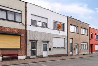 <p><span>Op zoek naar een woning die je volledig naar eigen smaak kunt renoveren? Dan biedt deze woning een uitstekende kans om jouw droomhuis te creëren.</span></p><p><span>De woning dient volledig gerenoveerd te worden, maar beschikt over een interessante basis en heel wat mogelijkheden. Met de nodige renovatiewerken kan je hier een aangename gezinswoning met 3 slaapkamers en een tuin realiseren.</span></p><p><span>Een aantal belangrijke werken zijn bovendien reeds uitgevoerd: het dak is al geïsoleerd en de ramen aan de voorzijde werden vernieuwd.</span></p><p><span>Dankzij de renovatiemogelijkheiden kan je de woning volledig aanpassen aan je eigen wensen en behoeften. De aanwezigheid van een tuin is daarbij een mooie troef en biedt ruimte om te genieten, te ontspannen of gezellig samen te zijn.</span></p><p><span> </span></p><p><span>Bijzonderheden</span></p><p><span>EPC Energielabel D - 395 kwh/(m² jaar)</span></p><p><span>Geen renovatieplicht</span></p><p><span>CV is op gas en deels airco</span></p><p><span>P-score: A</span></p><p><span>G-score: A</span></p>
