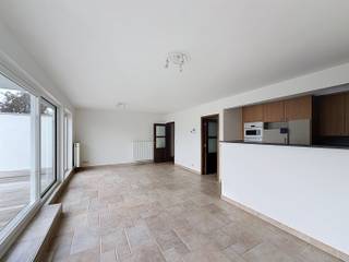 <p><strong>Planifiez votre visite via www.living-stone.Be</strong></p><p> </p><p>Cet appartement, situé au premier étage d'un petit immeuble (sans ascenseur), comprend un hall d'entrée avec toilette, un séjour spacieux et lumineux donnant accès à une grande terrasse (20m²) ainsi qu'une cuisine entièrement équipée.</p><p>Le hall de nuit dessert les 2 chambres (7,7m² et 14m²), la salle de bains avec douche à l'italienne et le local de rangement avec raccordement pour la machine à laver.</p><p>Facilement accessible tout en étant situé dans un environnement calme, avec commerces, écoles et transports en commun à distance de marche ou de vélo.</p><p> </p><p><strong>Disponible immédiatement</strong>. PEB 156kWh/m² (classe B)</p>