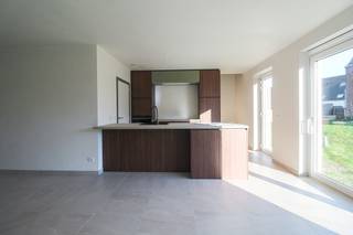 Dichtbij het centrum van Wielsbeke bouwen we in de Boffonstraat 5 nieuwbouwwoningen met oog voor detail en energiezuinigheid. Op het gelijkvloers vind je een inkomhal met gastentoilet, een lichtrijke leefruimte met open keuken alsook bergruimte/garage terug. Op de bovenverdieping vind je drie ruime slaapkamers en een badkamer die is uitgerust met een bad, douche en een dubbele lavabo. De woning omvat vloerverwarming op de benedenverdieping en convectoren op het verdiep in combinatie met een warmtepomp lucht/water.
<ul>
<li>Energiezuinige woning;</li>
<li>10 zonnepanelen inbegrepen;</li>
<li>100% korting op uw onroerende voorheffing gedurende 5 jaar;</li>
<li>Licht en ruimte staat centraal;</li>
<li>Vloerverwarming op het gelijkvloers;</li>
<li>Warmtepomp lucht -water;</li>
<li>Zuidgerichte tuin met aangelegd terras.</li>
</ul>
Interesse? Geef ons een seintje.