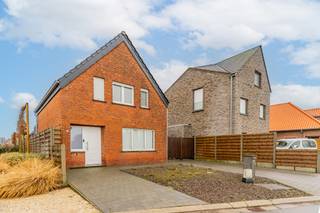 Charmante gerenoveerde woning met zuidgerichte tuin en maximale privacy in hartje Retie<br /><br />Op een rustige, uiterst gegeerde locatie vlak bij het centrum van Retie vinden we deze gerenoveerde woning. Dankzij de centrale ligging bevinden winkels, scholen en alle dagelijkse voorzieningen zich op wandelafstand, terwijl je thuis geniet van volledige rust en privacy. <br />De ideale combinatie van comfort en leefkwaliteit!<br /><br />Indeling<br /><br />Bij binnenkomst word je verwelkomd in de inkomhal die toegang geeft tot de gezellige leefruimte. De woonkamer beschikt over een zit- en eethoek en sluit naadloos aan op de volledig ingerichte keuken met alle hedendaags comfort. Aansluitend bevindt zich een aangename veranda — een perfecte plek om elk seizoen van het groen te genieten.<br /><br />Verder op het gelijkvloers is er een ruime berging/wasplaats, ideaal voor extra opslag en functionaliteit.<br /><br />Via de traphal bereiken we de eerste verdieping, waar zich drie volwaardige slaapkamers bevinden, samen met een praktische badkamer.<br /><br />Buitenruimte<br /><br />De troef van deze woning is ongetwijfeld de zuidgerichte tuin die niet alleen veel lichtinval biedt, maar ook een oase van rust en privacy vormt — ideaal voor ontspanning, tuinliefhebbers of gezellige momenten met familie en vrienden.