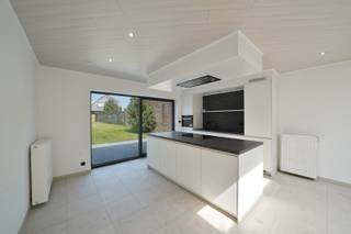 In Westkerke, deelgemeente van Oudenburg, vinden we deze halfopen bebouwing.De woning werd dit jaar (2025) gerenoveerd en geniet van een gunstig epc...