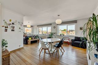 <p><span>Leuven: Volledig gerenoveerd hoekappartement met 2 slaapkamers en prachtig zicht over de stad</span></p><p><span>Dit hoekappartement werd in 2013 volledig gerenoveerd en afgewerkt met degelijke materialen. Dankzij de centrale ligging in één van de belangrijkste straten van Leuven is het appartement uitstekend bereikbaar en bevinden winkels, voorzieningen en horeca zich op wandelafstand. Een ideale woonplek voor wie houdt van de gezellige drukte van de binnenstad.</span></p><p><span>We betreden het appartement via een ruime inkomhal met plaats voor een vestiaire, die toegang biedt tot de badkamer, een apart toilet en de beide slaapkamers. De zeer ruime leefruimte met parketvloer vormt het hart van het appartement. De vele ramen zorgen hier voor een bijzonder grote lichtinval in zowel de zithoek als de eethoek, en bieden bovendien een mooi uitzicht over Leuven. Aansluitend bevindt zich de volledig ingerichte keuken, voorzien van alle nodige toestellen. Vlak naast de keuken werd een praktische bergruimte voorzien, handig voor extra opslag en wasplaats.</span></p><p><span>Het appartement beschikt over 2 ruime slaapkamers, die eveneens een prachtig uitzicht bieden over de Leuvense skyline.</span></p><p><span>Het appartement is momenteel verhuurd, wat het ook bijzonder interessant maakt als investering.</span></p><p><span>Bent u op zoek naar een lichtrijk en instapklaar appartement in hartje Leuven, om er zelf te wonen of als investering? Zoek dan niet verder en maak vandaag nog een afspraak!</span></p><p><span> </span></p>